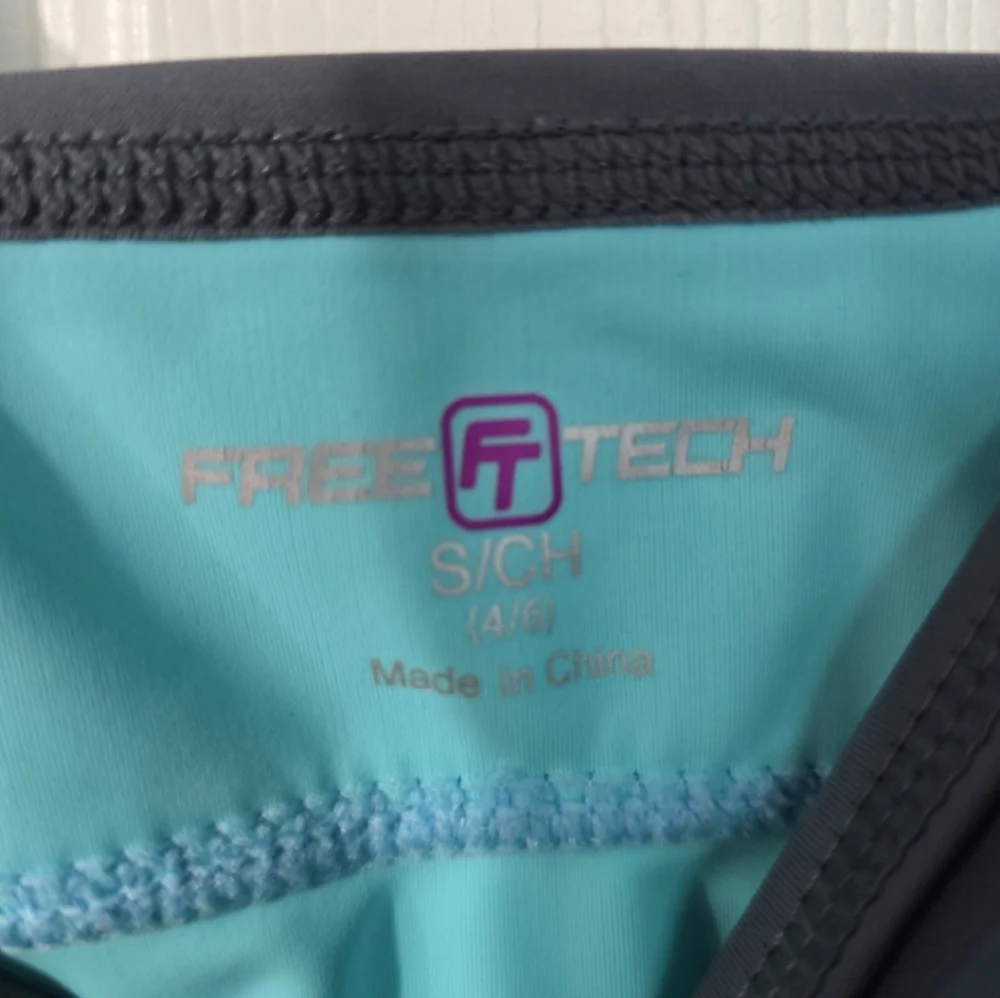 Free Tech Women Aqua bathing swimsuit top size Small‎